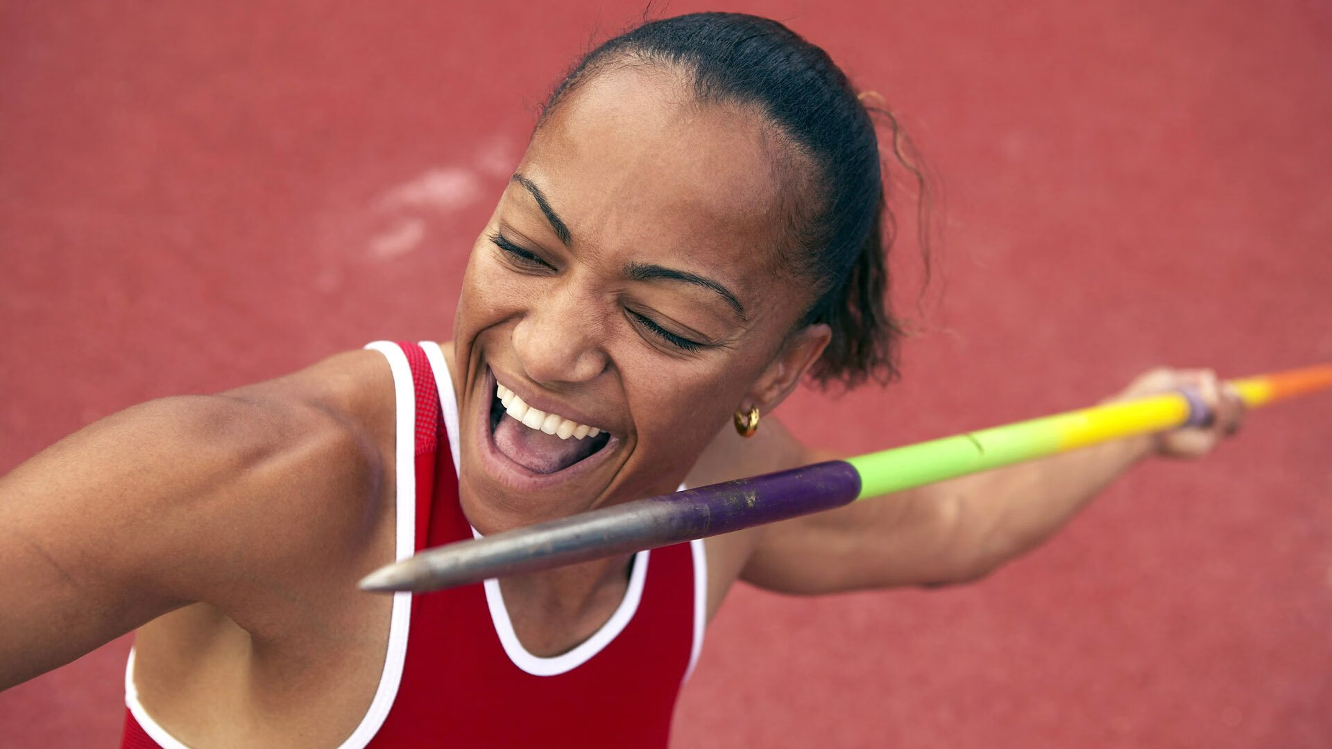 德国马术队在2024年欧洲三项赛锦标赛中以“Team Spirit”马匹获得团体银牌，展现强大实力。